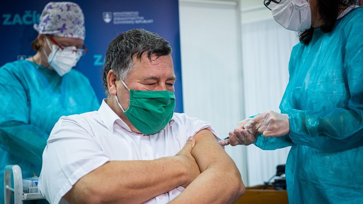 Zastřelit, upálit! První očkovaný na Slovensku musel kvůli výhrůžkám zmizet